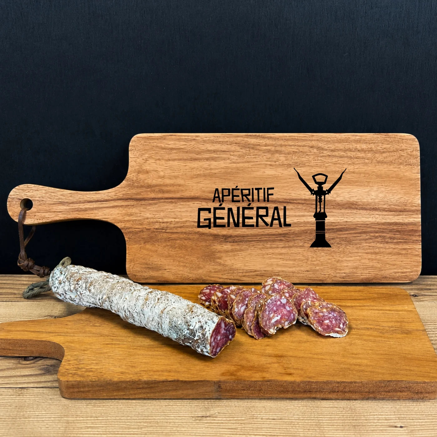 Planche apéro FFA en bois gravée “Apéritif Général” avec illustration de tire-bouchon et saucisson artisanal.