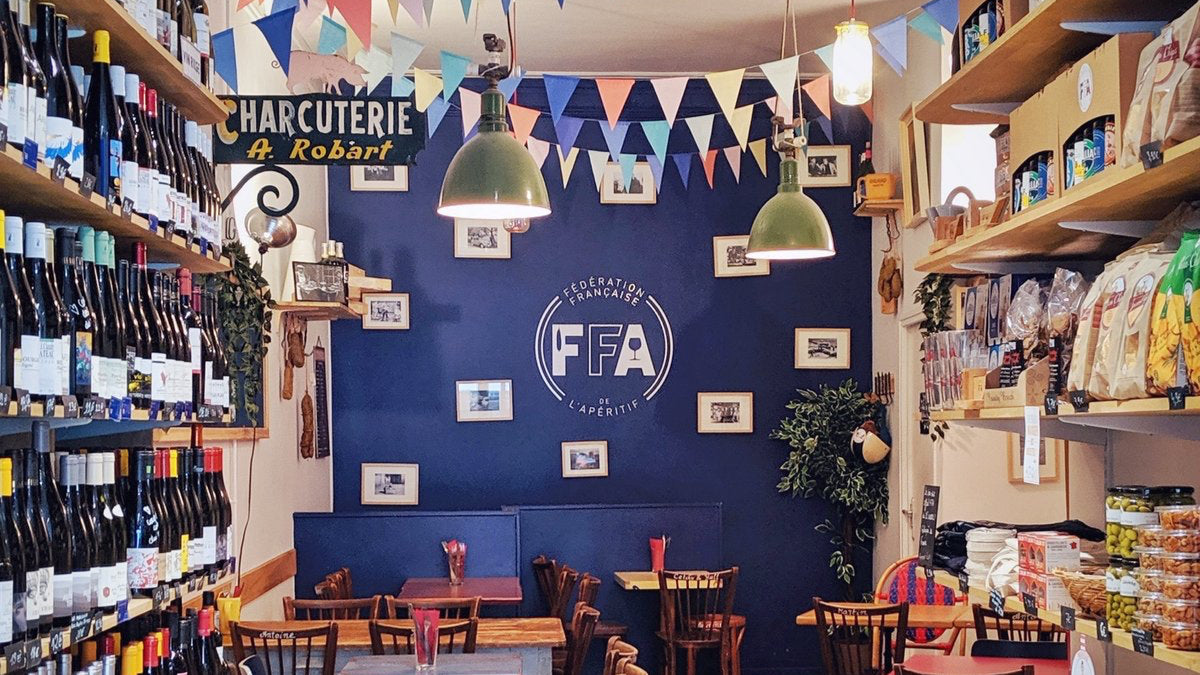 Intérieur de la boutique FFA à Paris, bar-épicerie apéritif convivial avec vins, charcuterie et produits artisanaux.