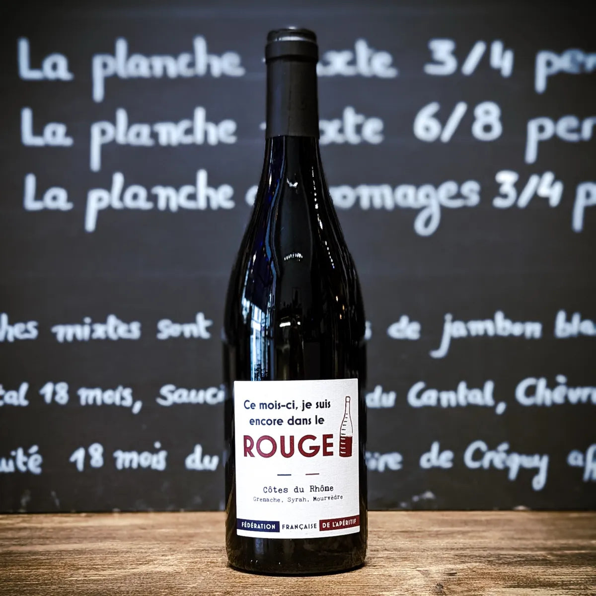 Bouteille de vin rouge bio Ce mois-ci je suis encore dans le rouge – cuvée FFA, Côtes-du-Rhône Syrah Grenache Mourvèdre, vin souple et fruité idéal pour l’apéritif.