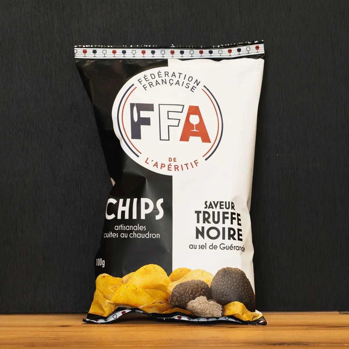 Chips artisanales à la truffe noire FFA, cuites au chaudron et légèrement salées au sel de Guérande. Pommes de terre bretonnes, coupe fine et croustillante pour un apéritif raffiné.