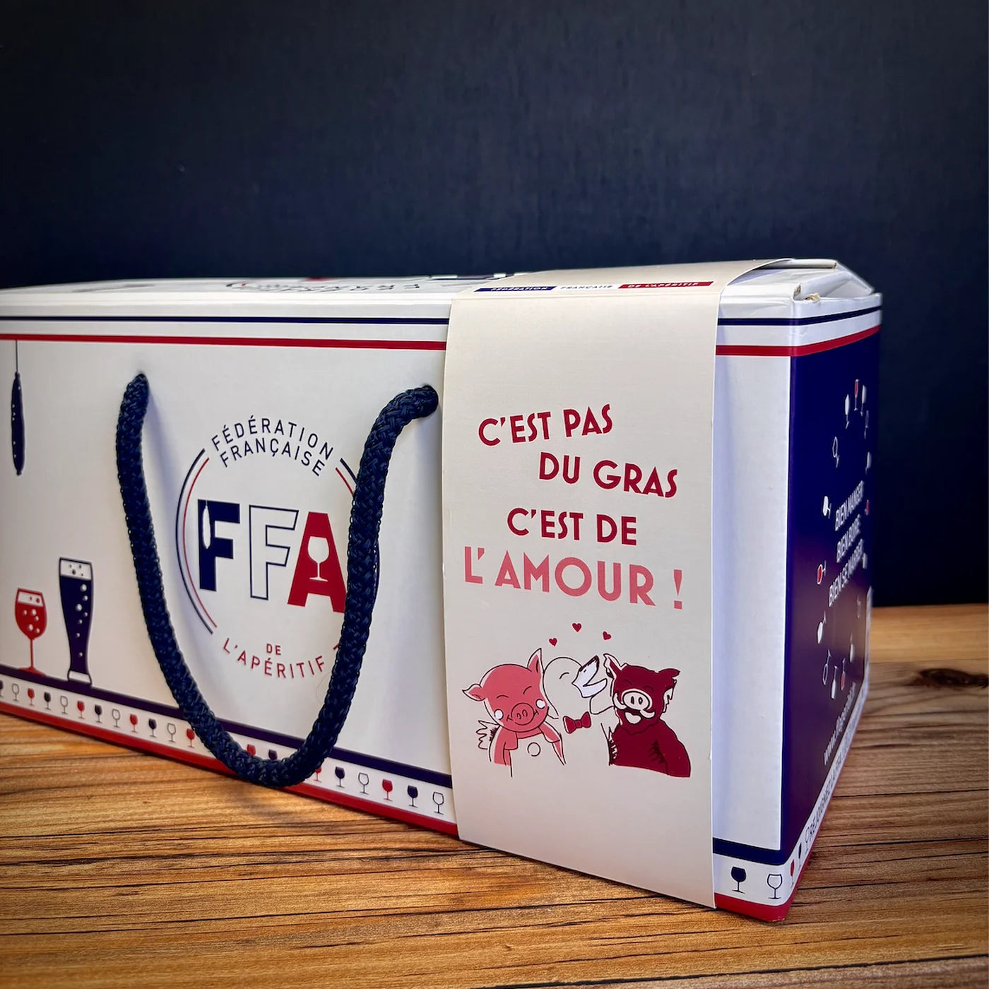 Coffret apéritif FFA avec message humoristique « C’est pas du gras c’est de l’amour », coffret cadeau premium de produits apéritifs français.