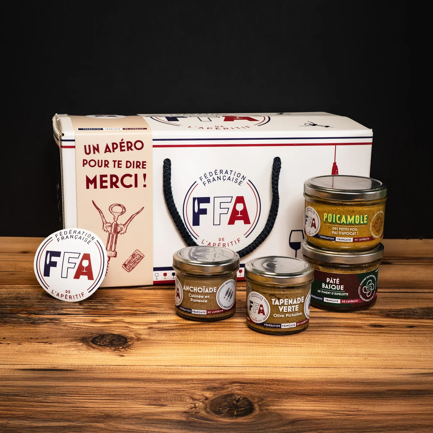 « Un apéro pour te dire merci » de la Fédération Française de l’Apéritif, présenté sur une table en bois avec tapenade, anchoïade, poicamole et pâté basque — ambiance conviviale et gourmande.