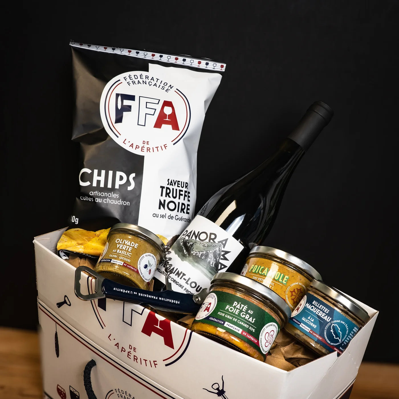 Coffret apéritif premium FFA avec chips à la truffe noire, vin rouge Pic Saint-Loup et tartinables artisanaux — un moment raffiné et gourmand à partager à l’apéro.
