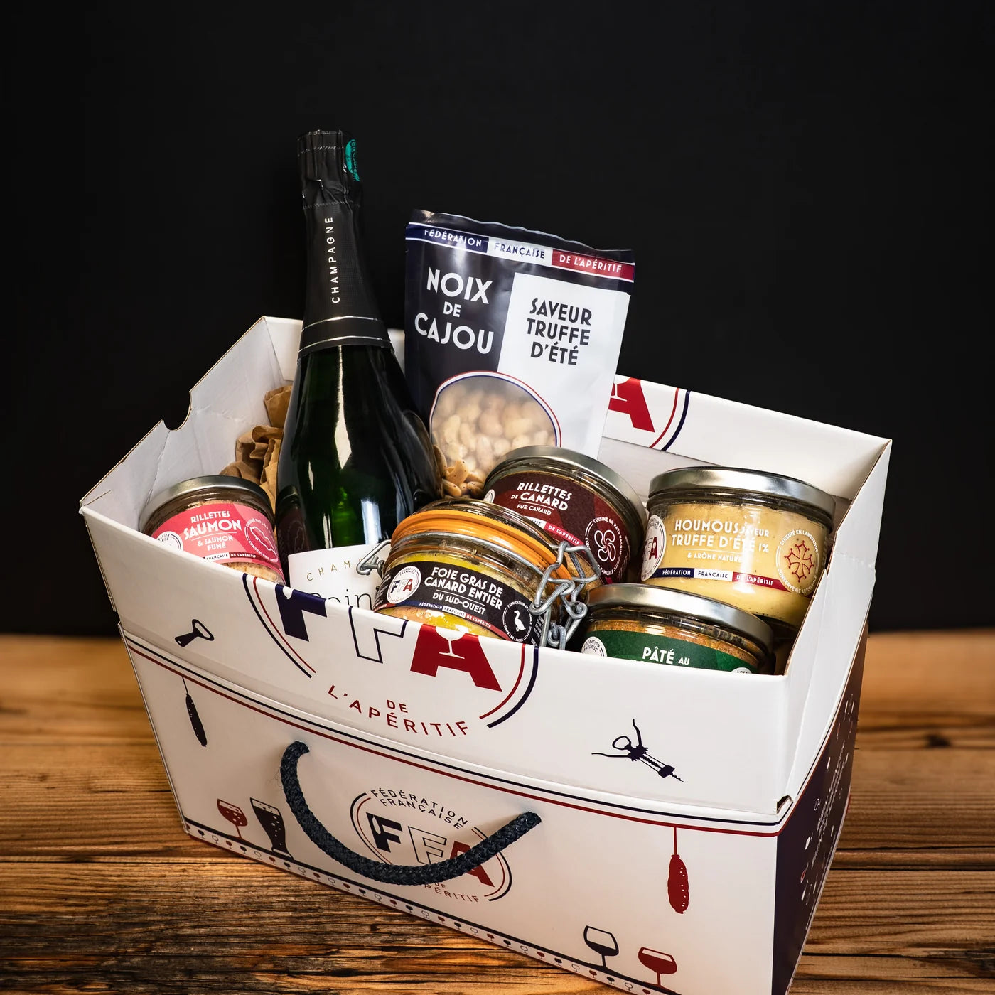 Coffret apéritif d’exception de la Fédération Française de l’Apéritif — foie gras de canard, houmous truffé, noix de cajou à la truffe et champagne, dans un coffret FFA élégant et raffiné, ambiance apéro chic à la française.