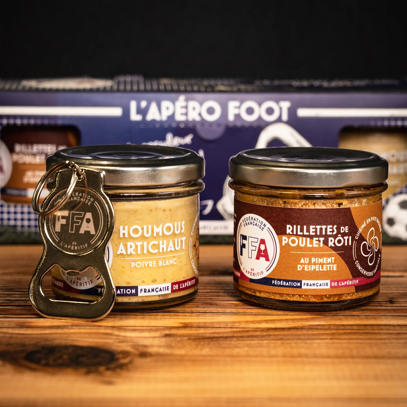 Houmous d’artichaut, rillettes de poulet rôti et décapsuleur FFA posés sur une table en bois — coffret apéritif gourmand et convivial signé Fédération Française de l’Apéritif.