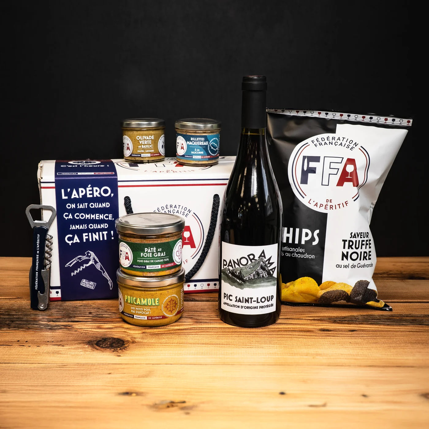 Coffret apéritif FFA avec vin rouge Pic Saint-Loup, pâté au foie gras, poicamole, olivade et rillettes de maquereau — assortiment gourmet pour un apéro d’exception.