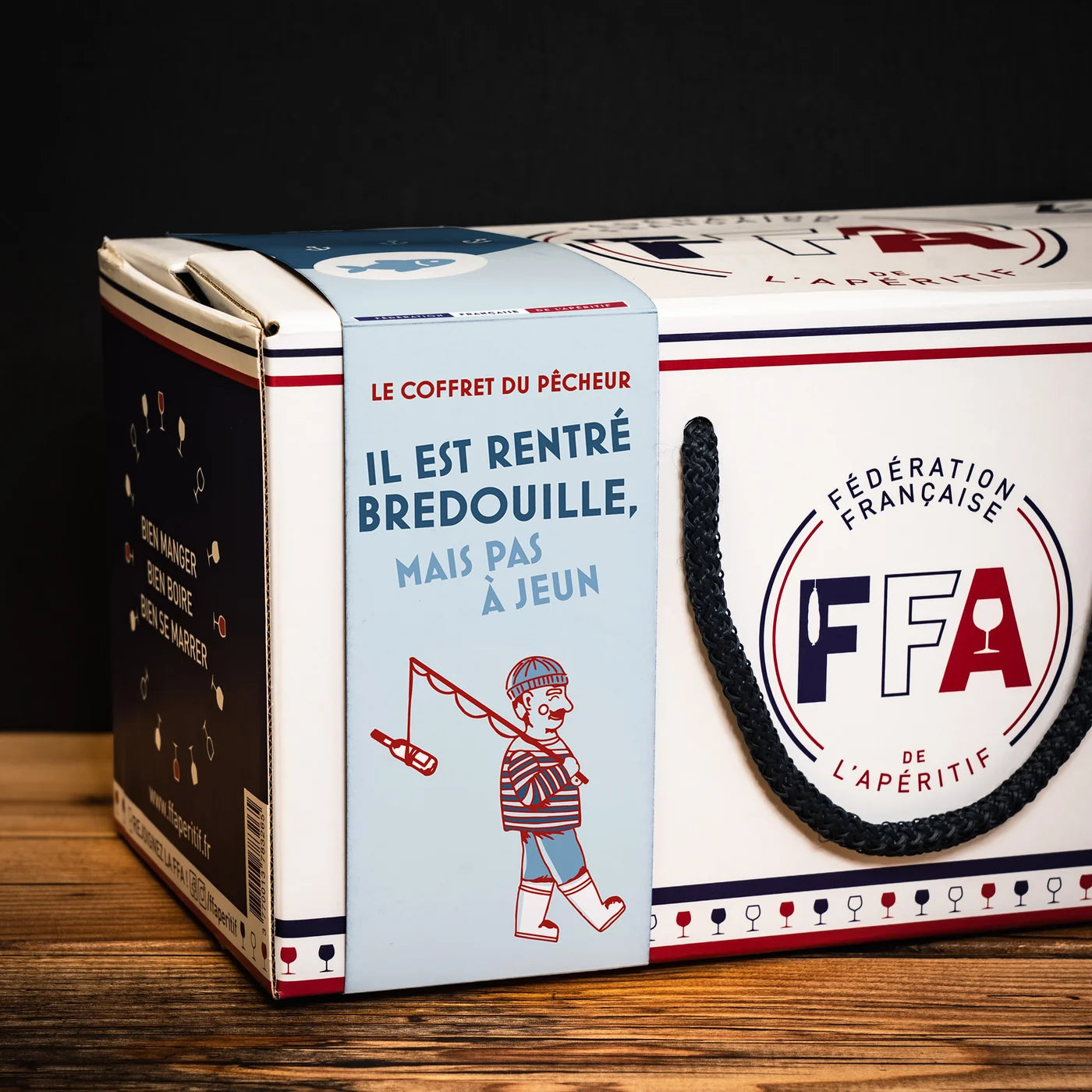 Coffret apéritif du pêcheur de la Fédération Française de l’Apéritif — rillettes de saumon, maquereau et anchoïade avec une bouteille d’Apéritif Général, dans un coffret FFA au design marin, ambiance conviviale et gourmande.