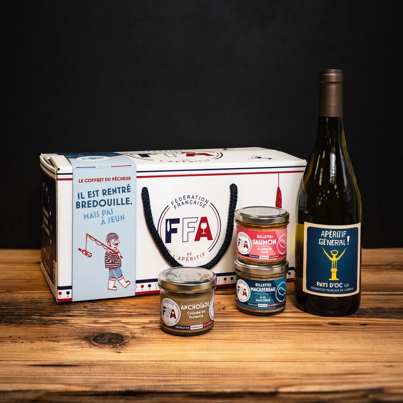 Coffret apéritif du pêcheur de la Fédération Française de l’Apéritif — rillettes de saumon, maquereau et anchoïade avec une bouteille d’Apéritif Général, dans un coffret FFA au design marin, ambiance conviviale et gourmande.