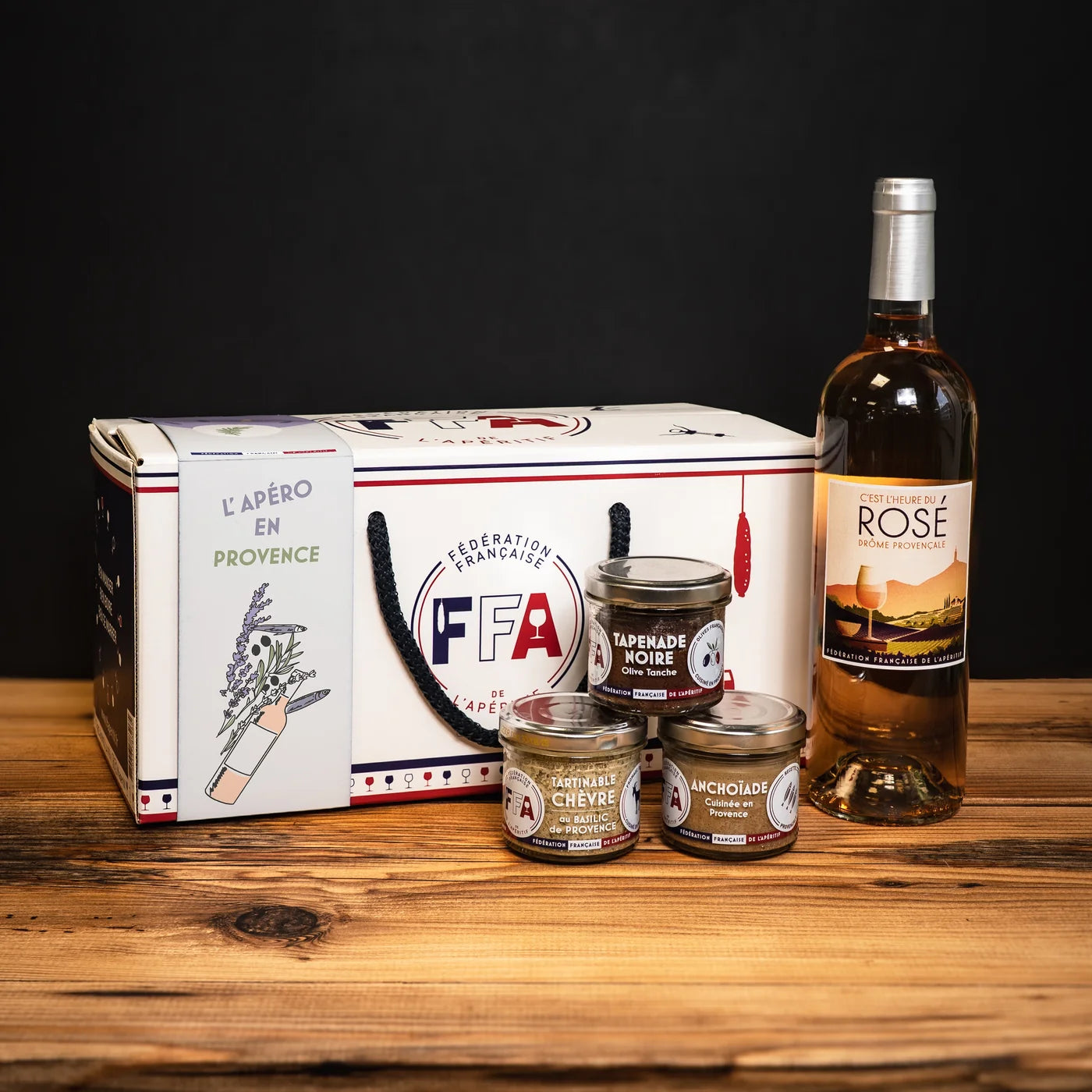Coffret apéritif de Provence de la Fédération Française de l’Apéritif — tapenade noire, anchoïade, tartinable chèvre au basilic et vin rosé, dans un coffret FFA aux tons méditerranéens, ambiance ensoleillée et conviviale.