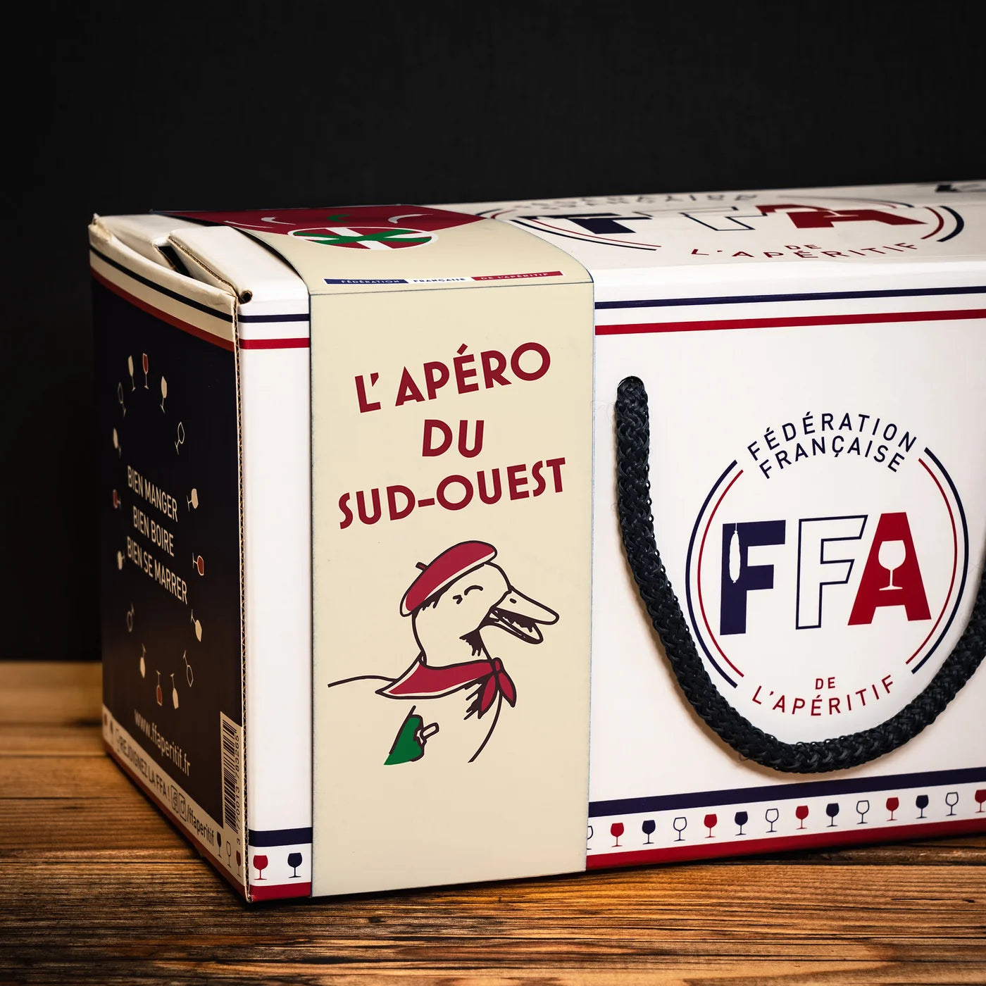 Coffret apéritif du Sud-Ouest de la Fédération Française de l’Apéritif — rillettes de canard, pâté basque, houmous d’aubergine et rillettes basques dans un coffret FFA illustré, ambiance conviviale et gourmande du Sud-Ouest.