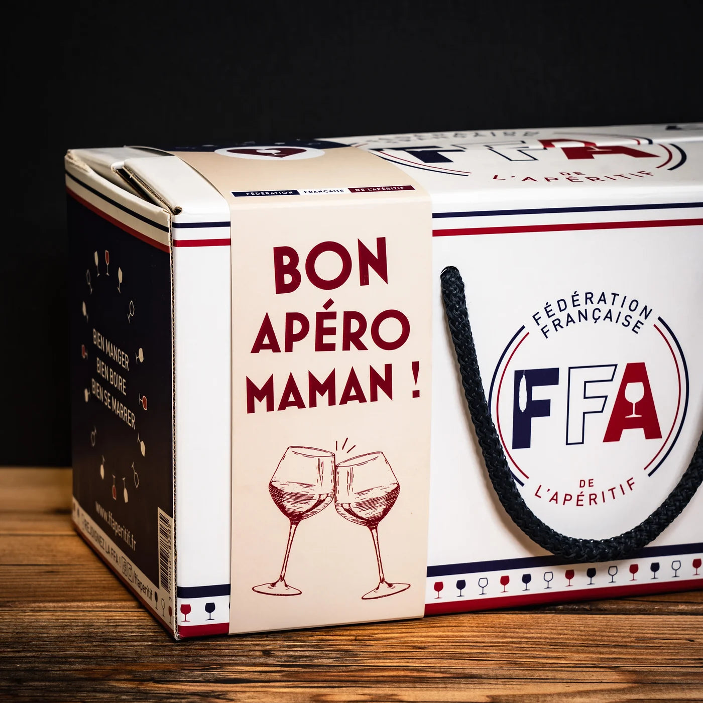 Coffret cadeau « Bon apéro maman ! » de la Fédération Française de l’Apéritif, élégant et gourmand, parfait pour célébrer la fête des mères dans une ambiance conviviale.