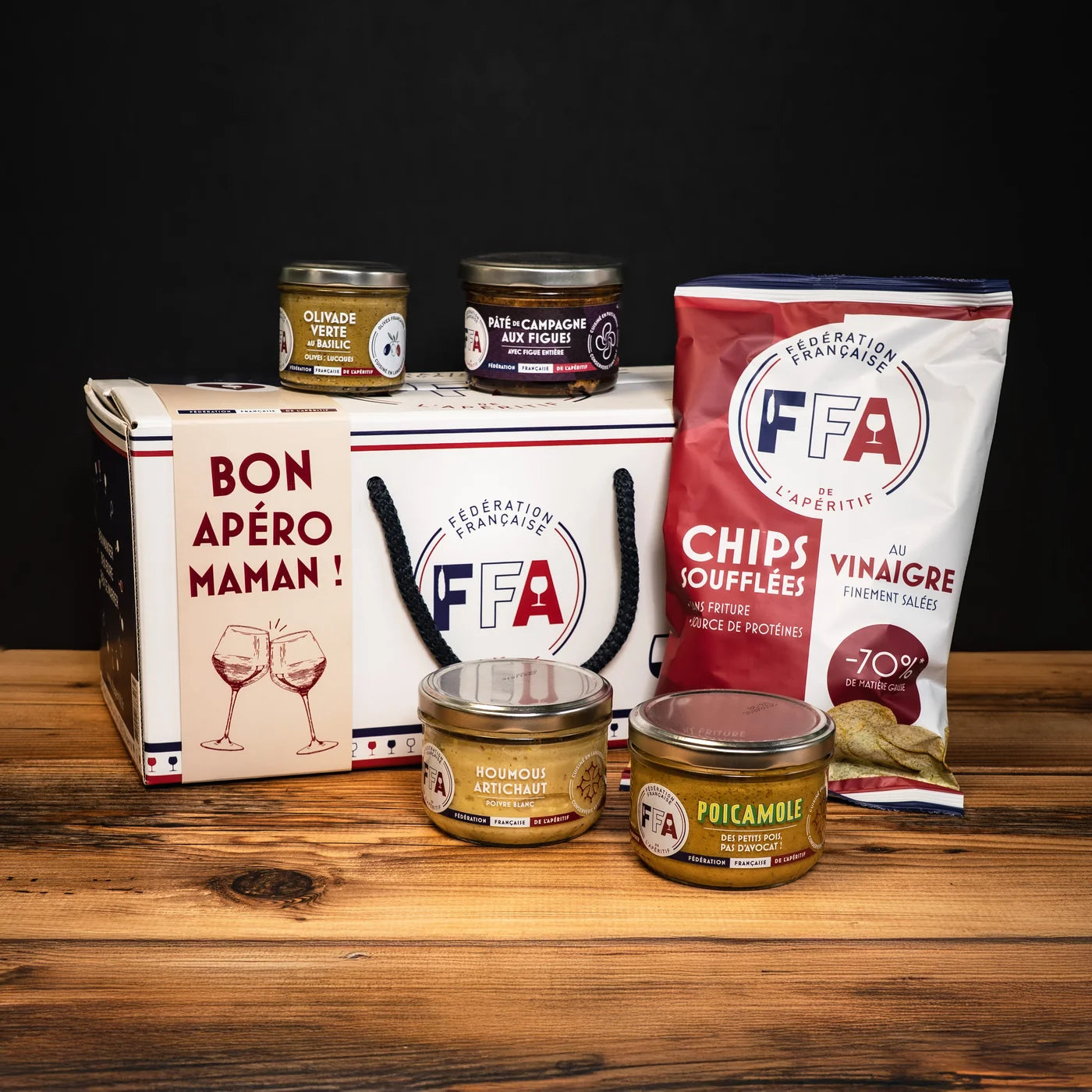 Coffret apéritif « Bon apéro maman ! » de la Fédération Française de l’Apéritif, avec chips soufflées, houmous d’artichaut, poicamole, olivade et pâté de campagne — une idée cadeau pleine de saveurs.