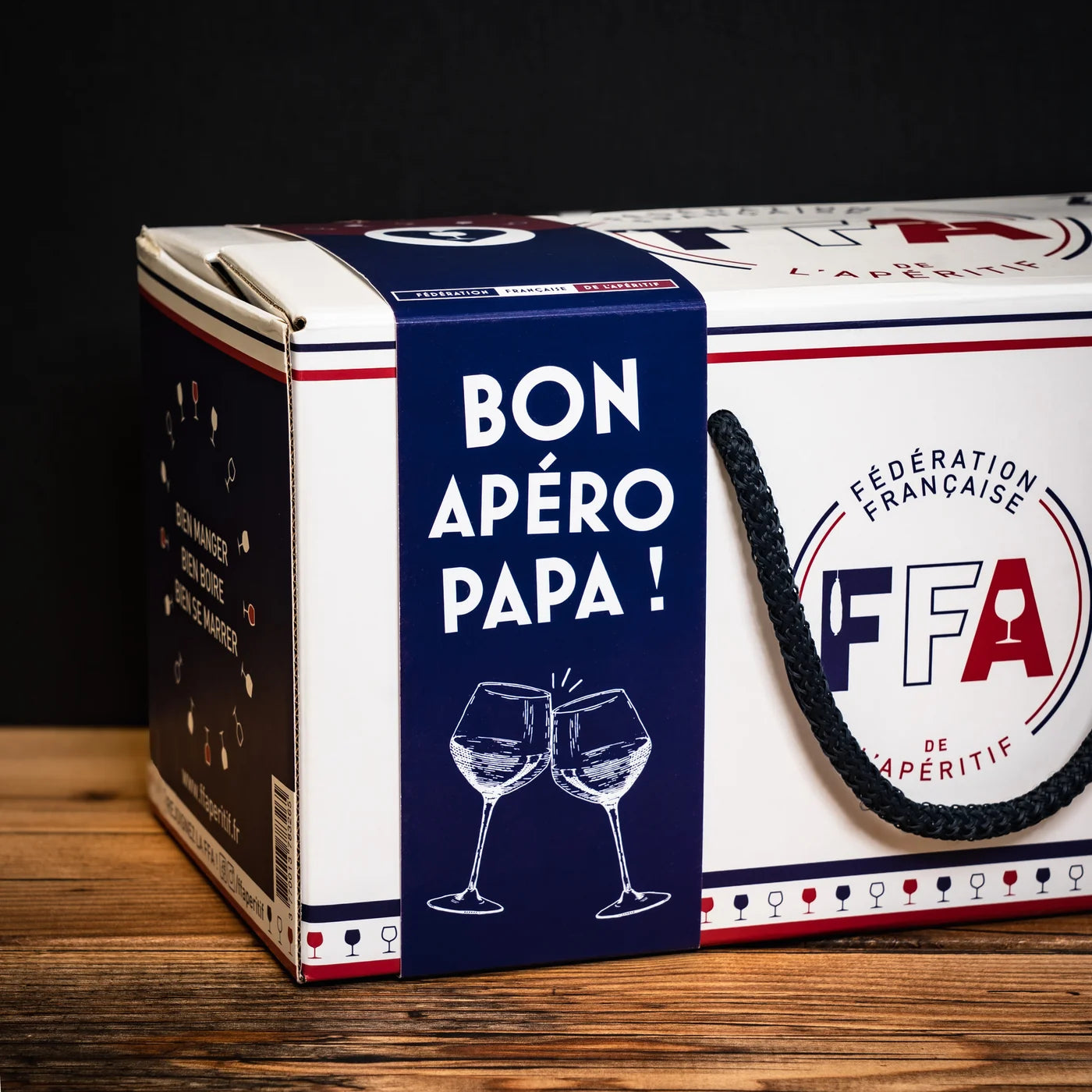 Coffret cadeau « Bon apéro papa ! » de la Fédération Française de l’Apéritif, au design bleu et blanc élégant avec verres qui trinquent — idée gourmande et festive pour la fête des pères.