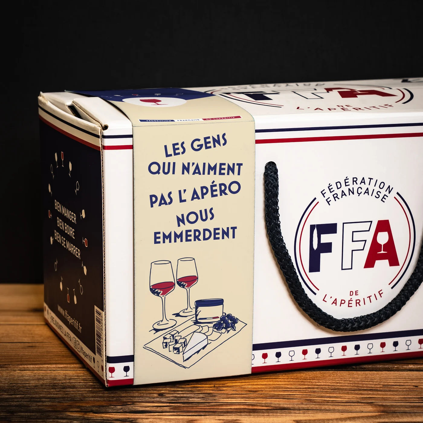 Coffret apéritif FFA « Les gens qui n’aiment pas l’apéro nous emmerdent » — assortiment gourmand avec vin, tartinables et cacahuètes, dans une ambiance conviviale et festive.