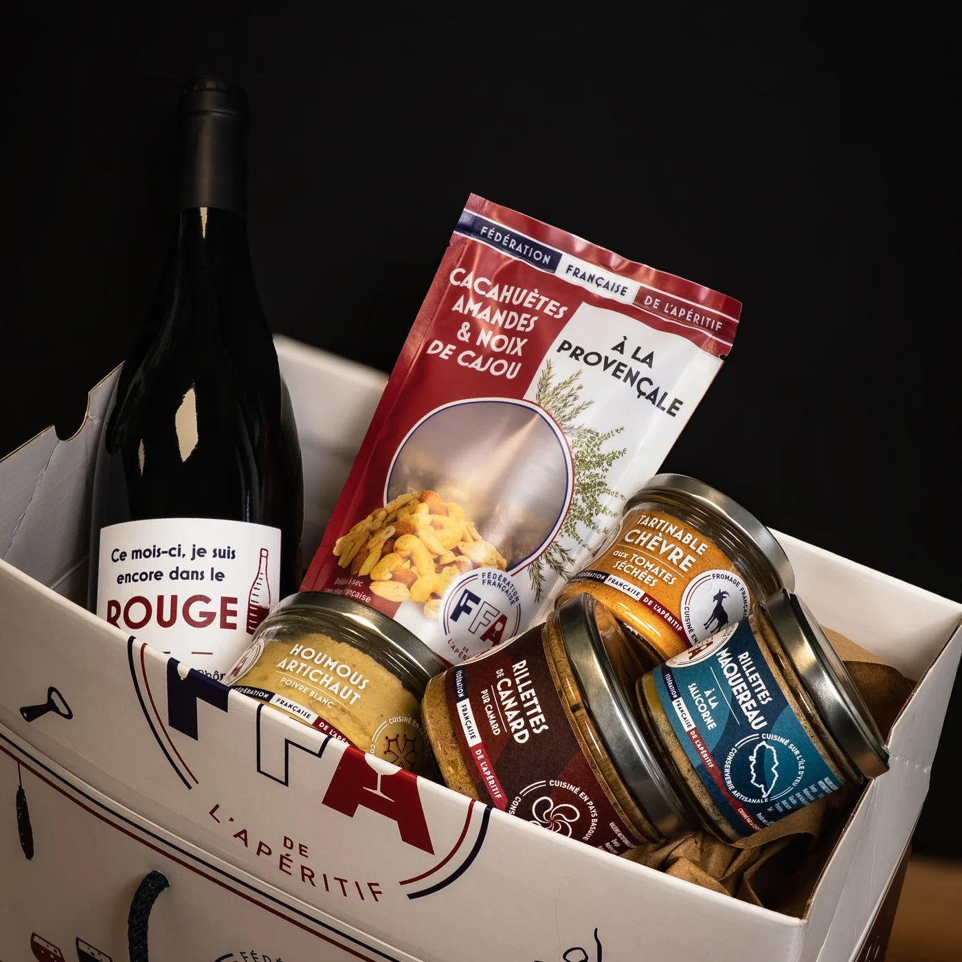 Coffret apéritif FFA « Les gens qui n’aiment pas l’apéro nous emmerdent » — assortiment gourmand avec vin, tartinables et cacahuètes, dans une ambiance conviviale et festive.