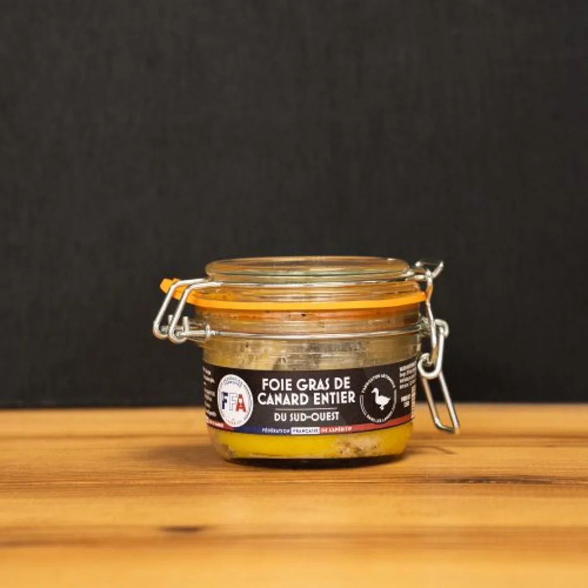 Foie gras de canard entier FFA dans un bocal, recette artisanale du Sud-Ouest, à servir bien frais pour l’apéritif ou en entrée.