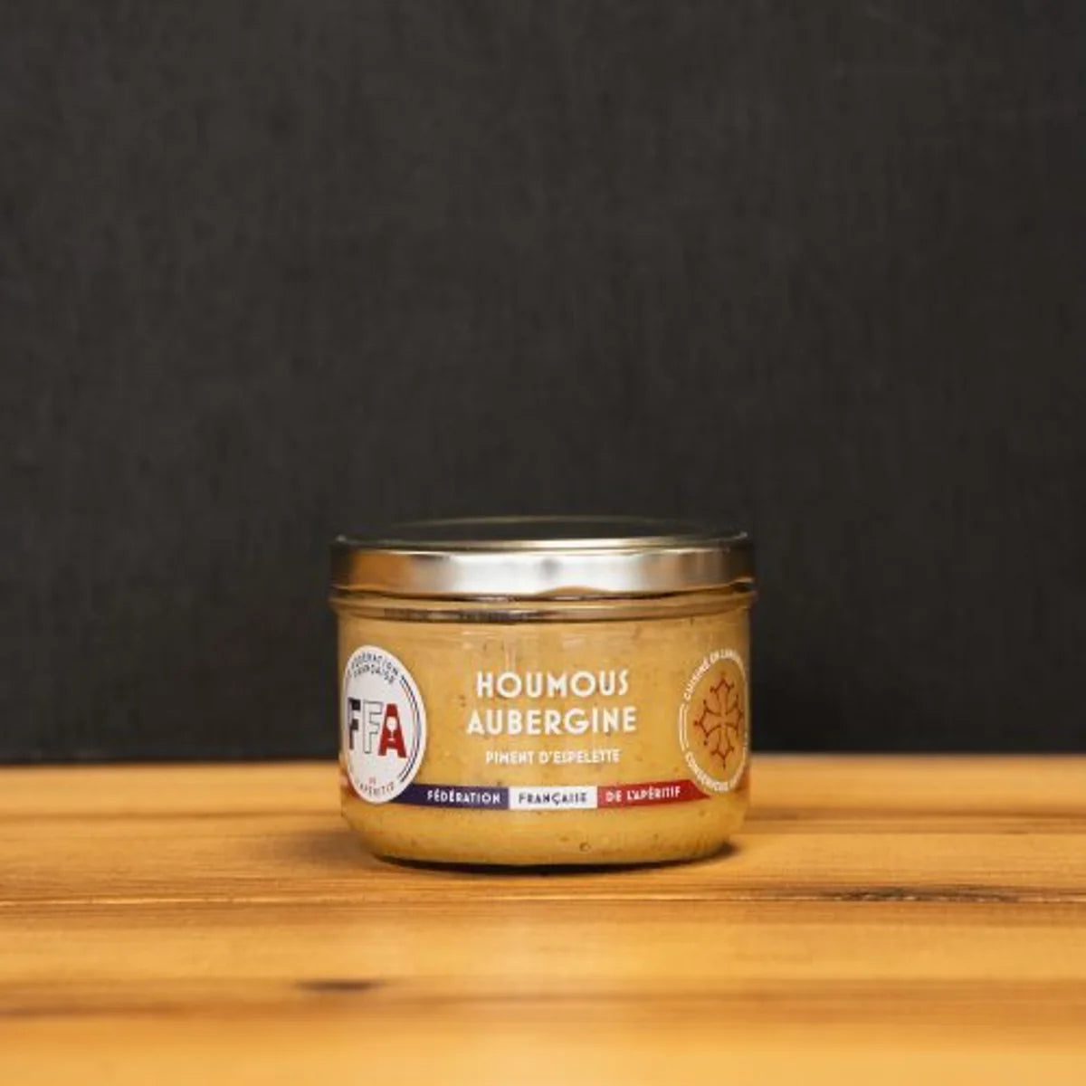 Houmous aubergine artisanal FFA au piment d’Espelette, pot en verre sur planche bois, produit du Languedoc, apéritif gourmand.