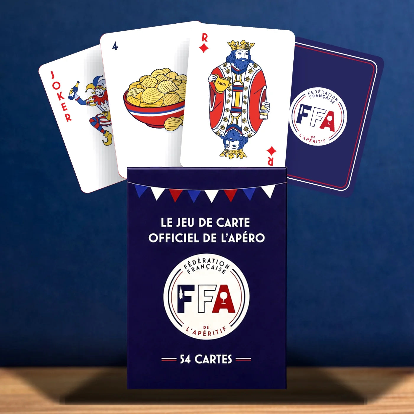 Jeu de cartes officiel de l’apéro FFA avec coffret bleu et cartes illustrées en éventail — visuel produit premium sur fond bleu
