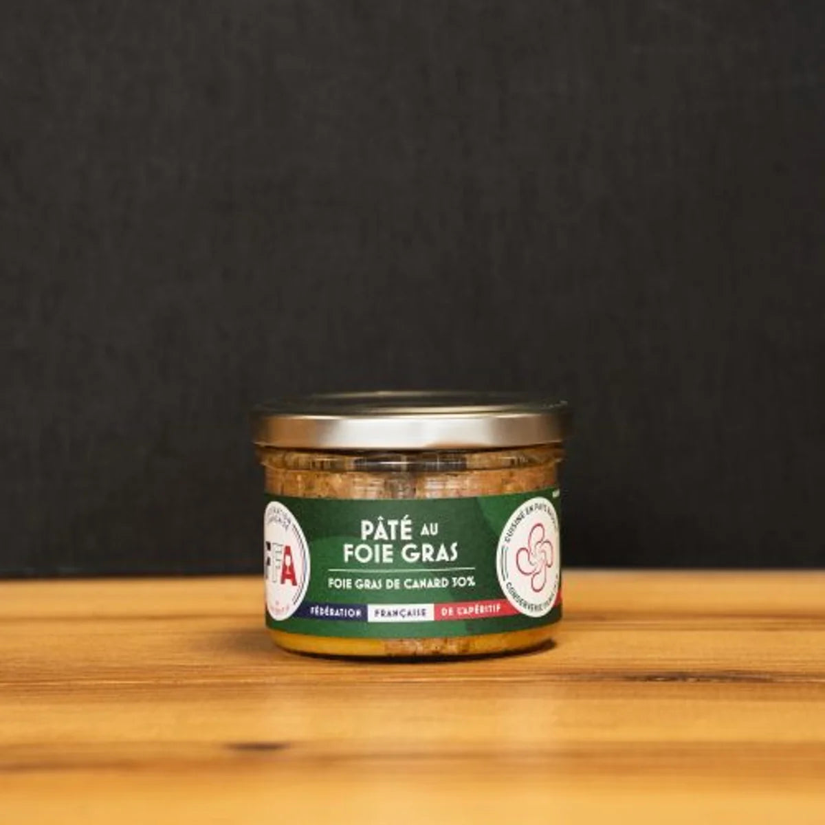 Pâté au foie gras de canard 30 % FFA, recette artisanale du Pays Basque servie sur pain grillé, produit gourmet pour apéritif français.