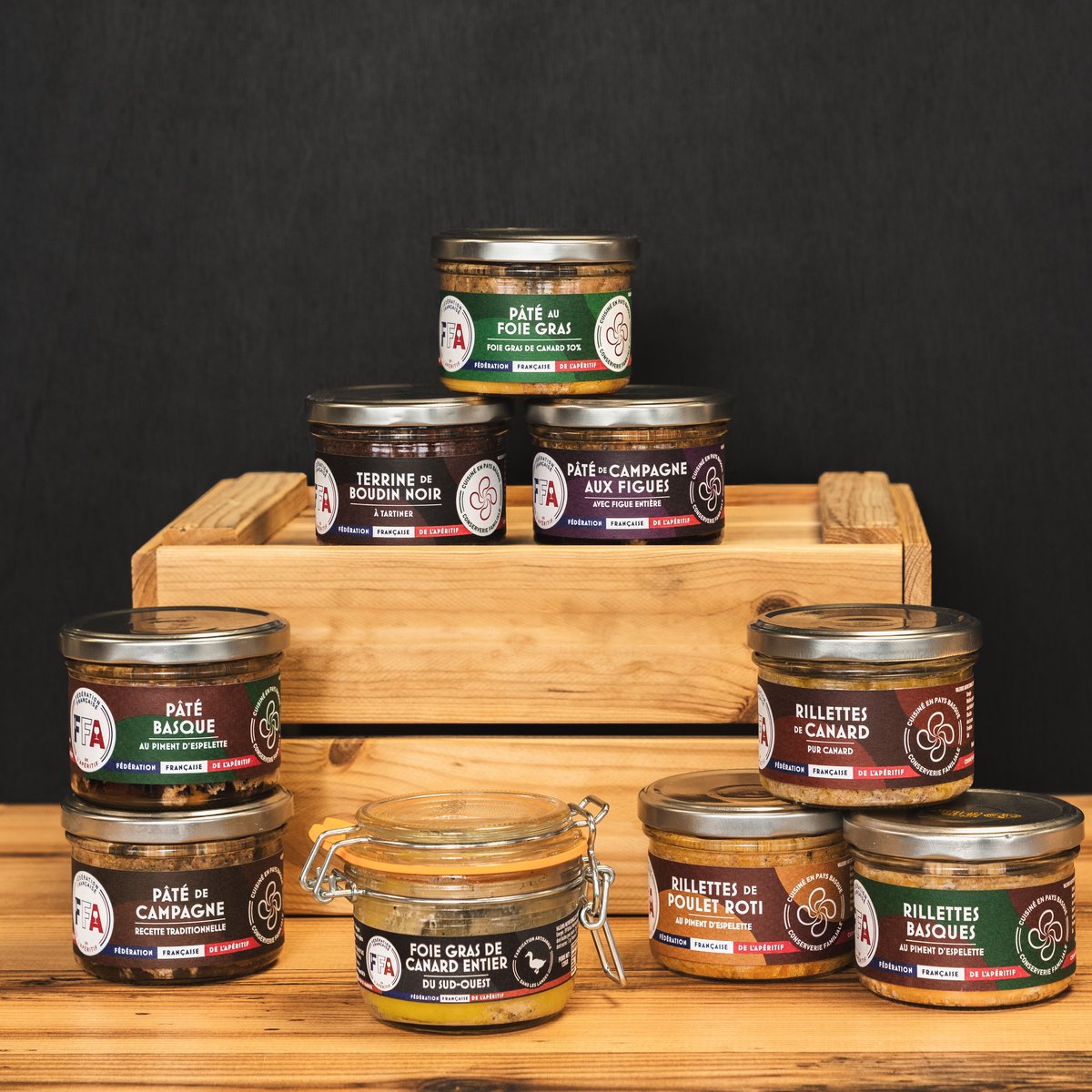 Gamme artisanale FFA de pâtés, rillettes et foie gras, présentés sur table en bois avec coffret d’exposition.