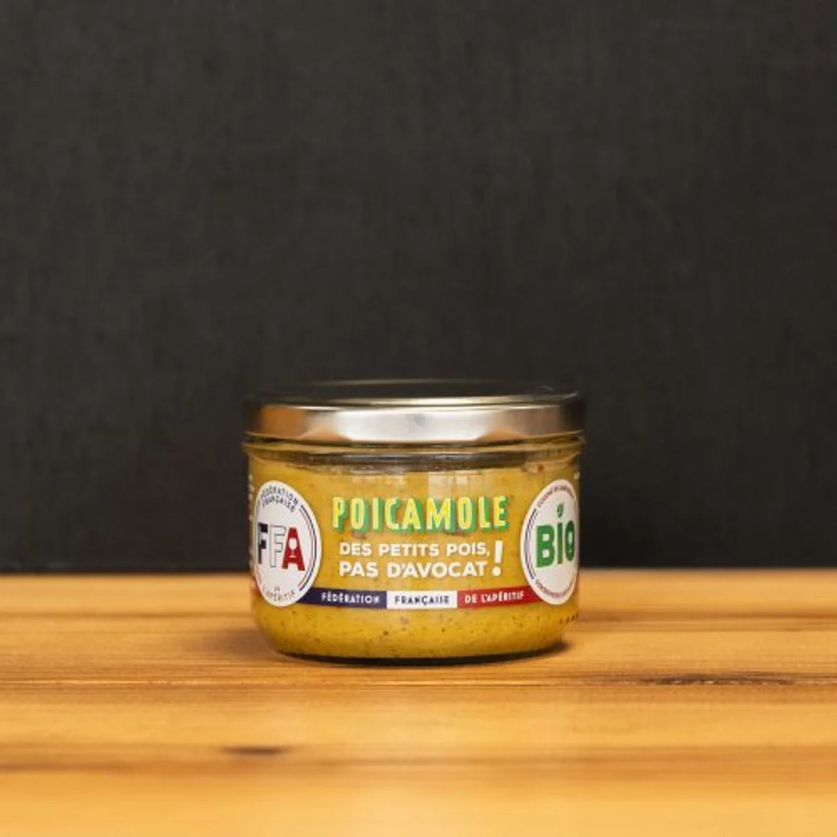 Poicamole BIO FFA dans un bocal en verre, tartinable à base de petits pois français, alternative originale et végétarienne pour l’apéritif.