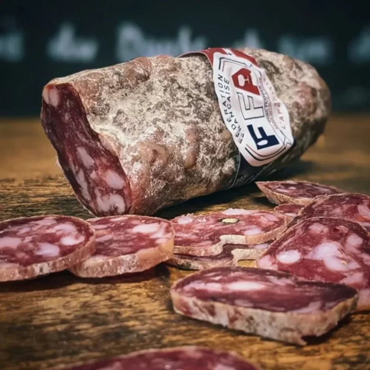 Saucisson fermier FFA sans nitrites, charcuterie artisanale du Tarn élaborée à partir de porc fermier du Sud-Ouest IGP, produit gourmand pour apéritif français.
