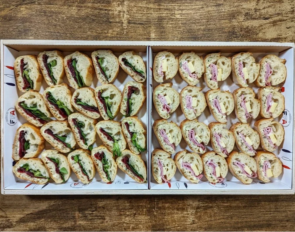 Baguettes surprises garnies charcuterie et fromage, assortiment traiteur apéritif dînatoire FFA.
