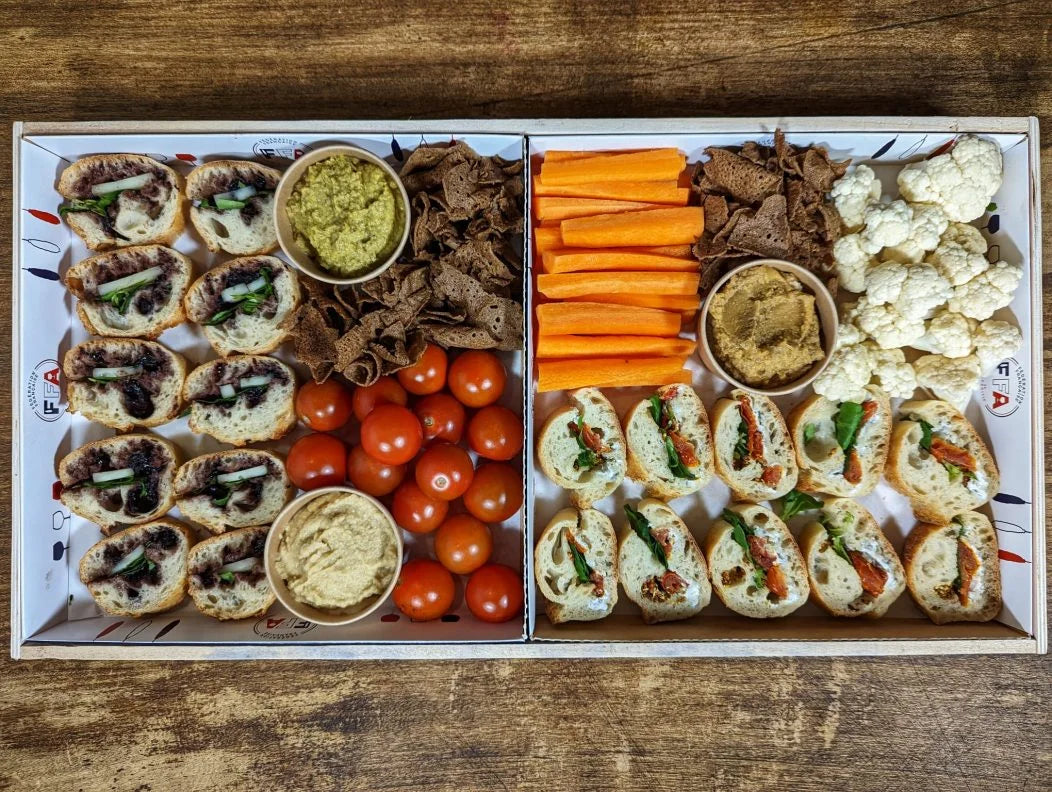 Plateau traiteur apéritif végétarien avec légumes croquants, houmous et bouchées gourmandes – service apéro dînatoire FFA
