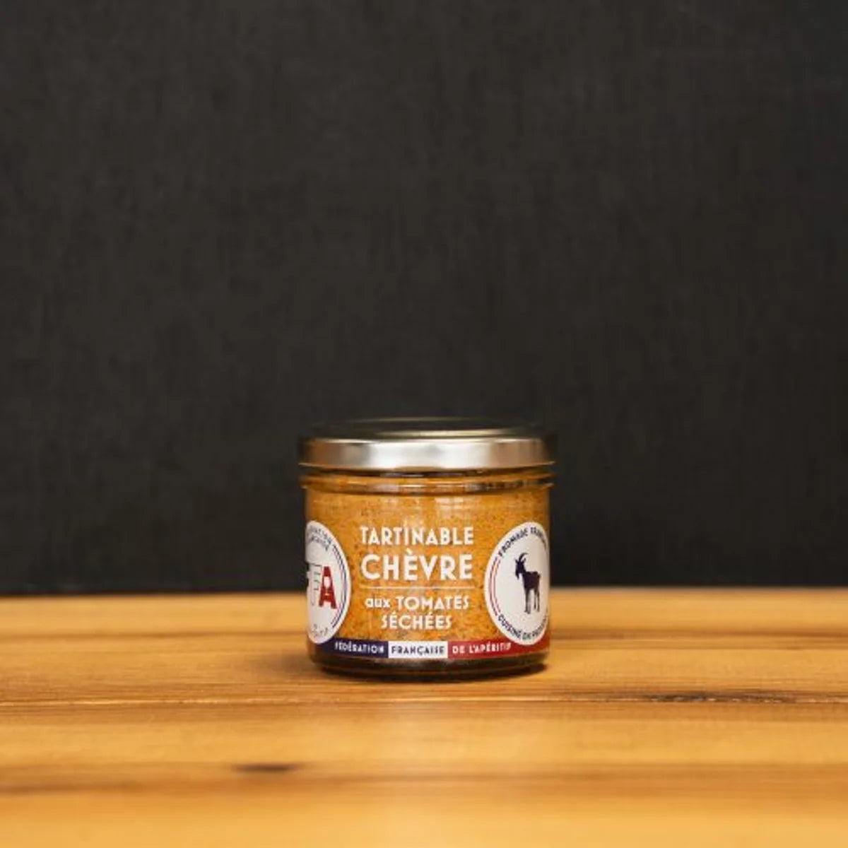 Tartinable chèvre aux tomates séchées FFA dans un bocal en verre, spécialité artisanale de Provence idéale pour l’apéritif.