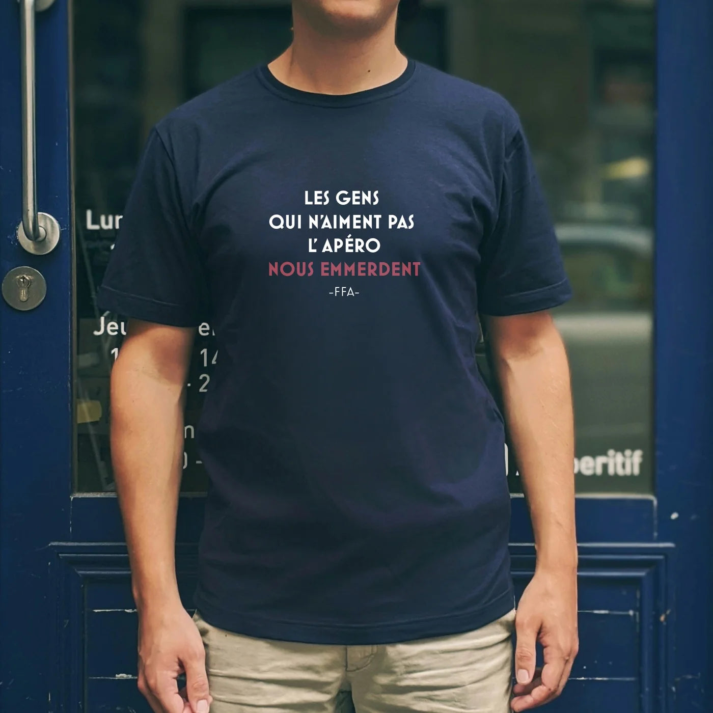 T-shirt FFA “Les gens qui…” porté devant une devanture bleue — illustration humoristique autour de l’apéritif.