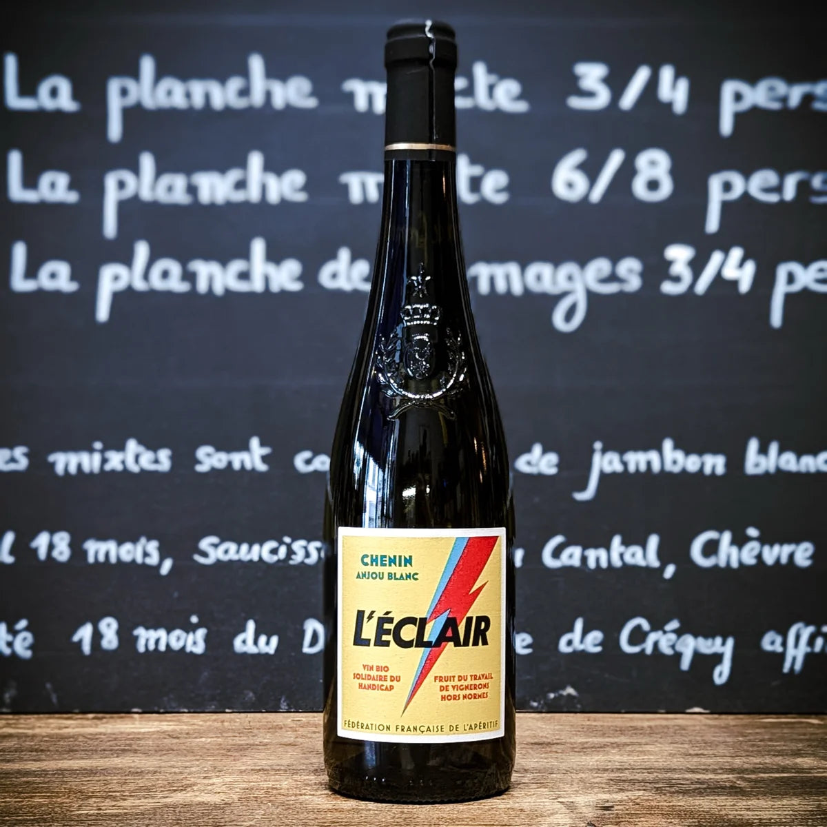 Vin blanc bio L’Éclair FFA – Anjou 100 % Chenin, sec et minéral, cuvée solidaire du handicap, produit par l’Arche en Anjou.