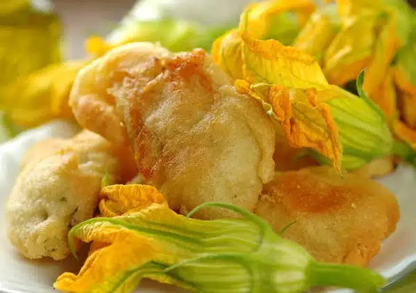 Beignets de fleurs de courgettes : l’apéro méditerranéen qui croustille !