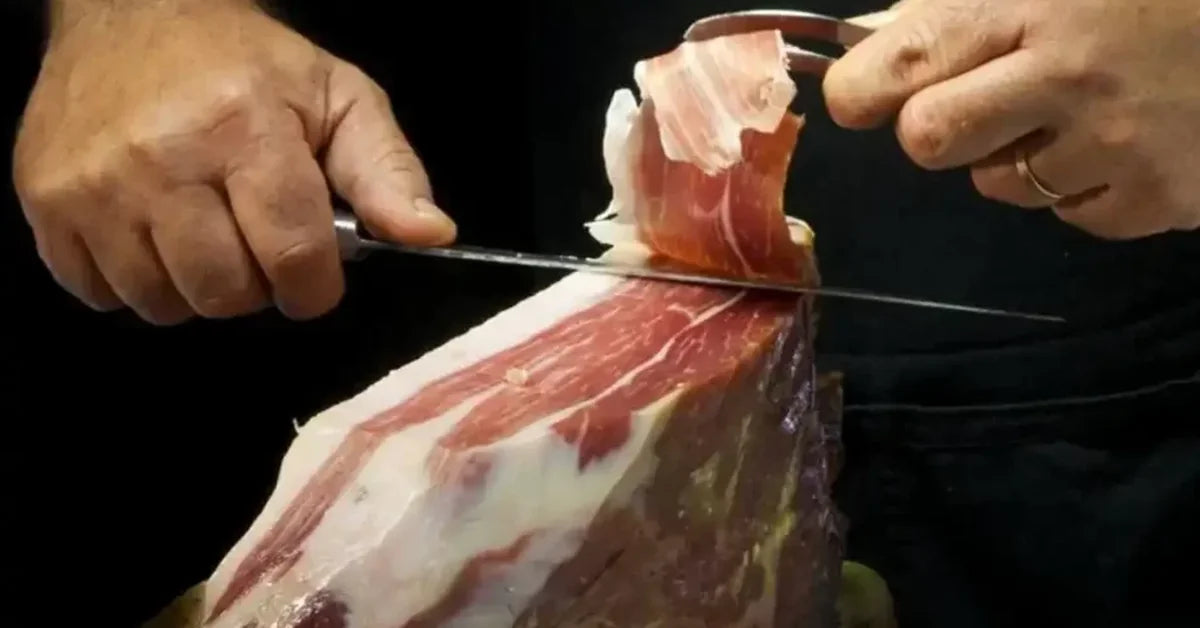 Tranche de jambon sec finement découpée au couteau par un artisan