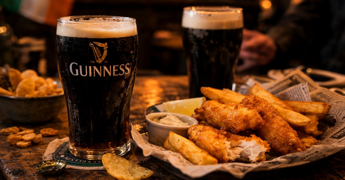 Dans un pub irlandais, une pinte de Guinness accompagne souvent des classiques comme le fish and chips, au cœur de l’ambiance conviviale de la Saint-Patrick