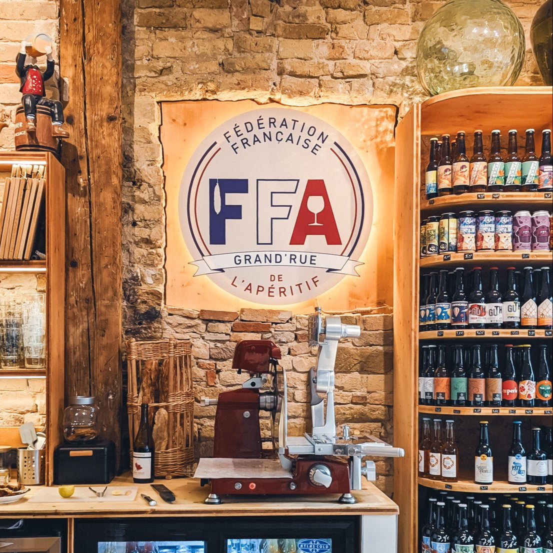 Intérieur de la boutique FFA Grand’Rue, bar-épicerie avec cave à bières artisanales, charcuterie et produits apéritifs.