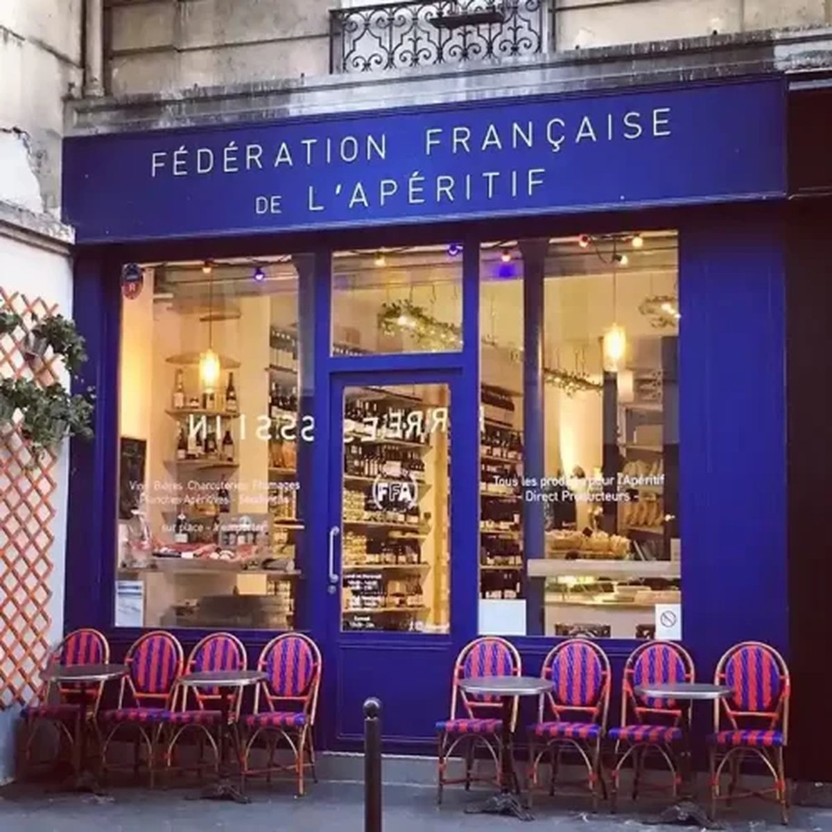 Façade de la boutique FFA rue de Paradis à Paris, bar-épicerie apéritif avec terrasse et produits artisanaux.