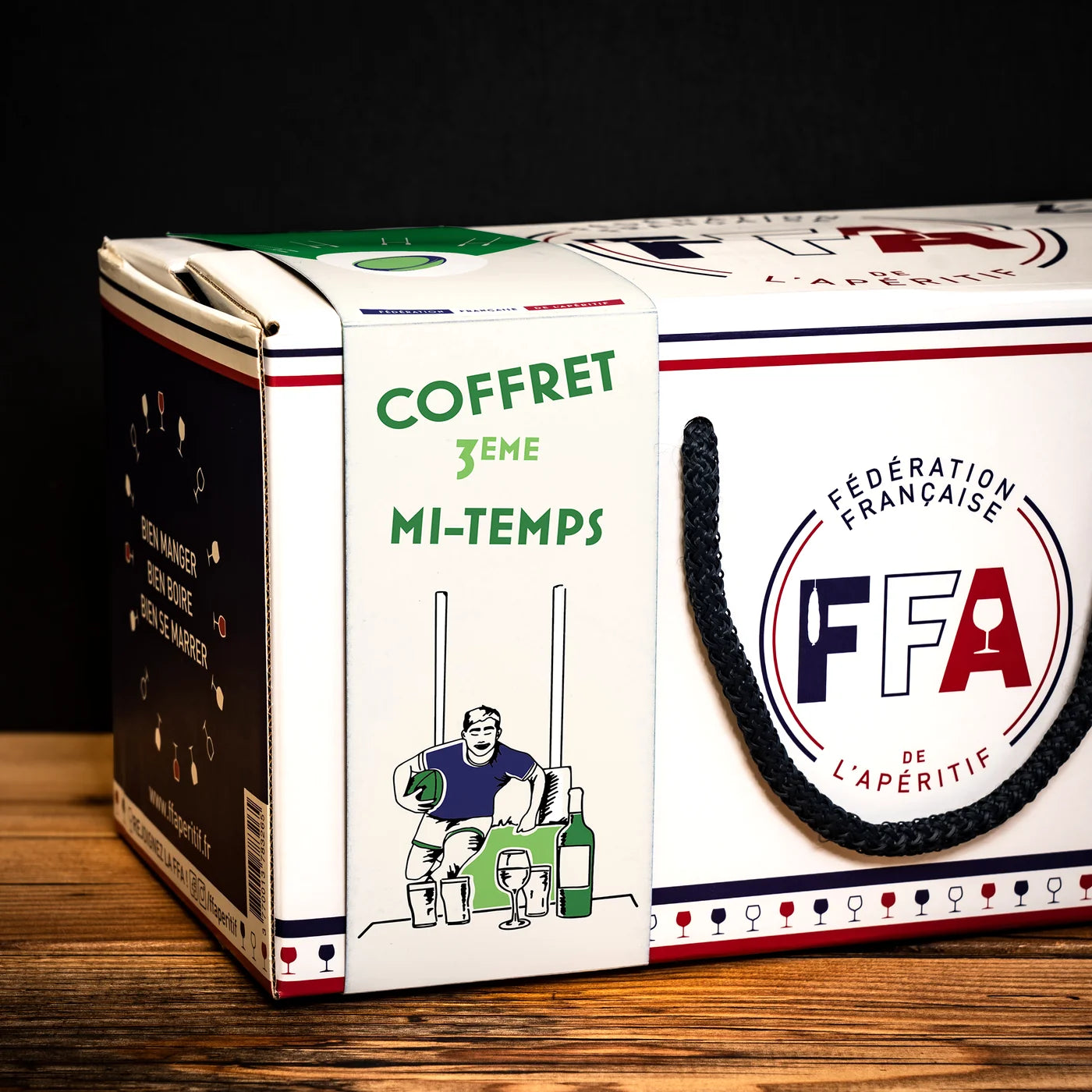 Face du coffret FFA “3e mi-temps” avec illustration rugby et ambiance apéritive sur fond bois.