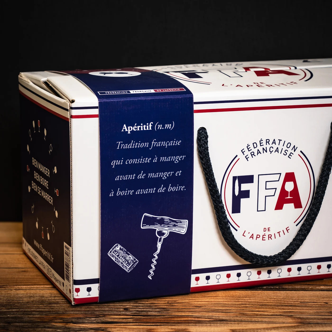 Coffret cadeau FFA au design bleu marine avec la définition humoristique de l’apéritif — tradition française conviviale entre plaisir, partage et gourmandise.
