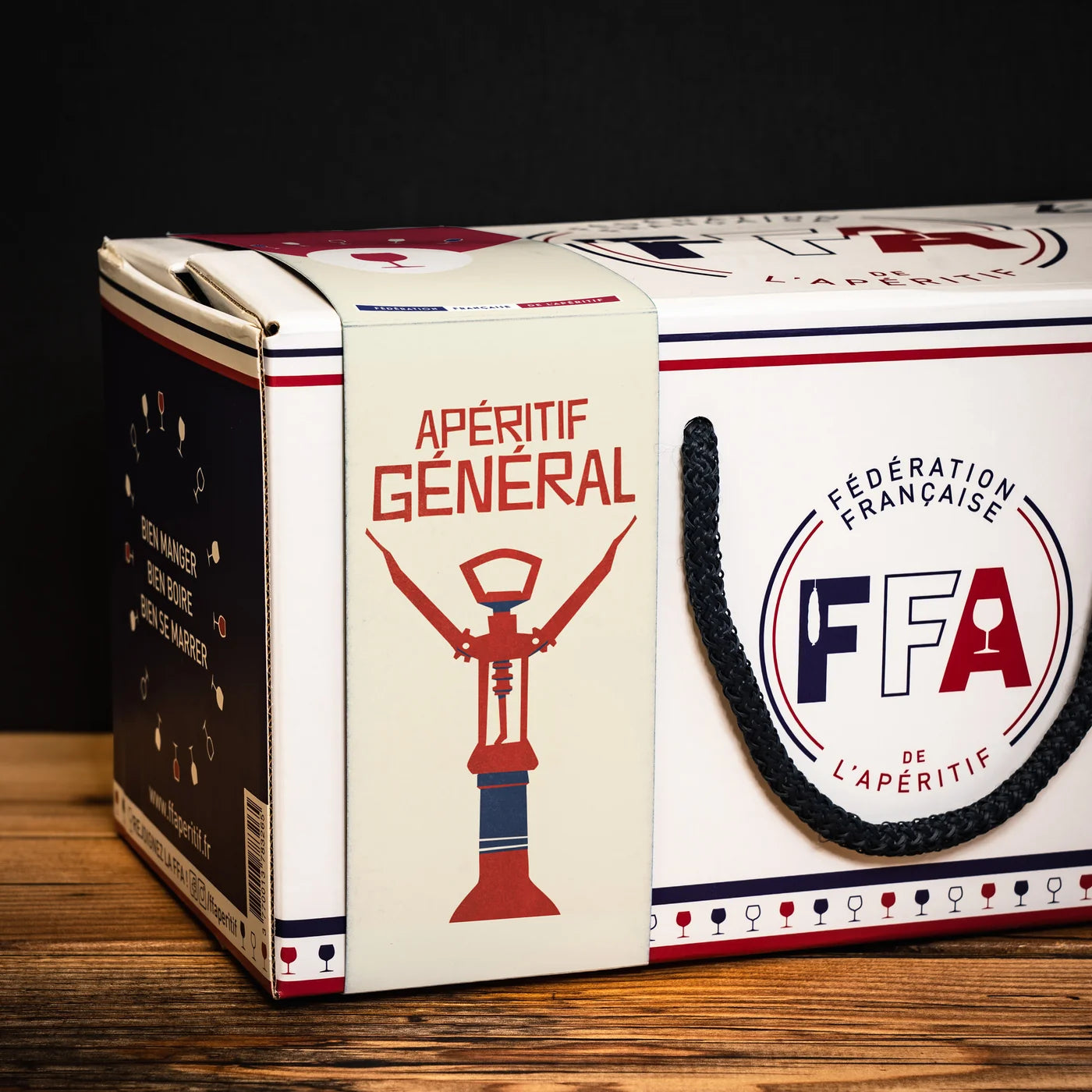 Coffret Apéritif Général de la Fédération Française de l’Apéritif — assortiment gourmand avec vin blanc, tartinables, gressins et cacahuètes, dans une ambiance conviviale et premium.