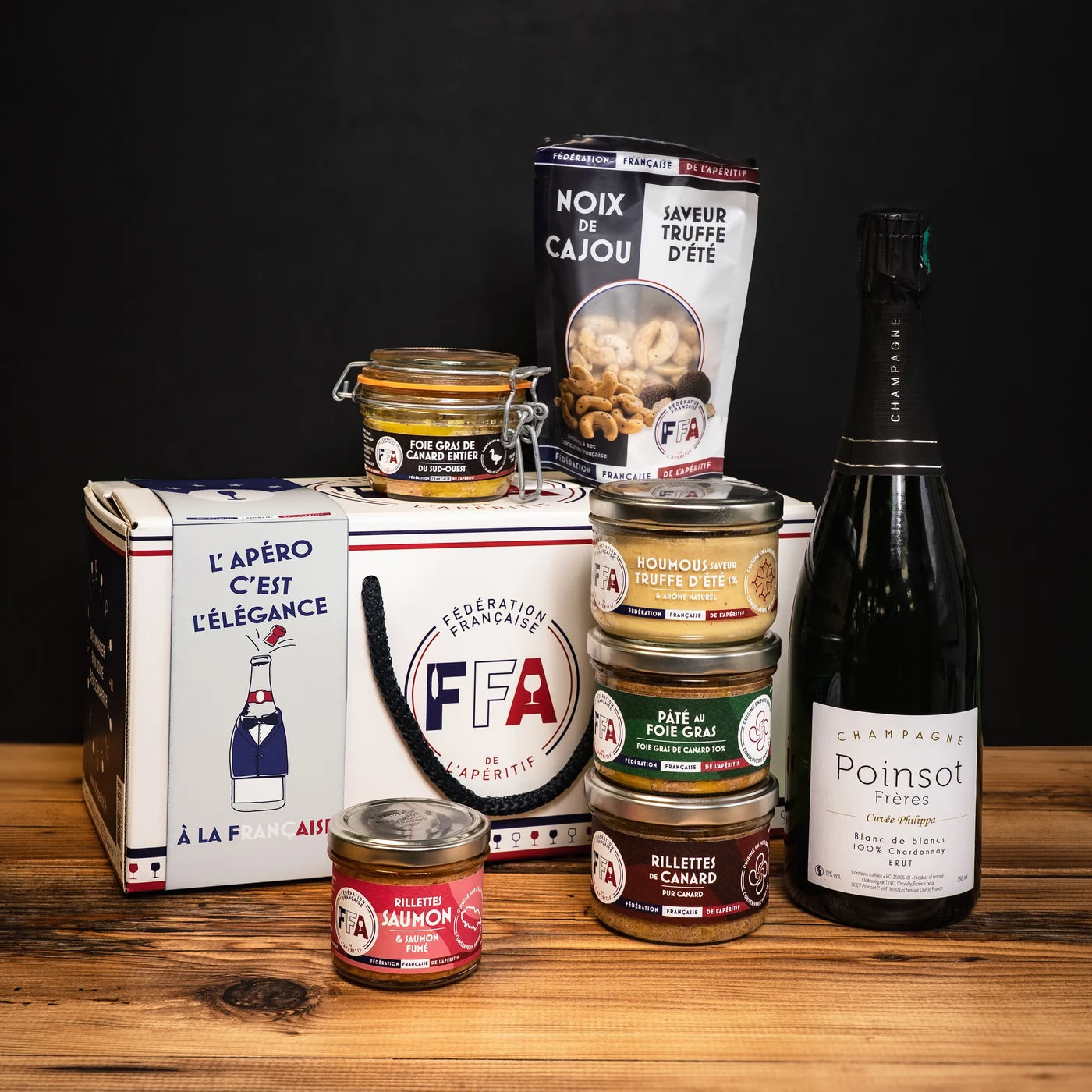 Coffret apéritif d’exception de la Fédération Française de l’Apéritif — foie gras de canard, houmous truffé, noix de cajou à la truffe et champagne, dans un coffret FFA élégant et raffiné, ambiance apéro chic à la française.
