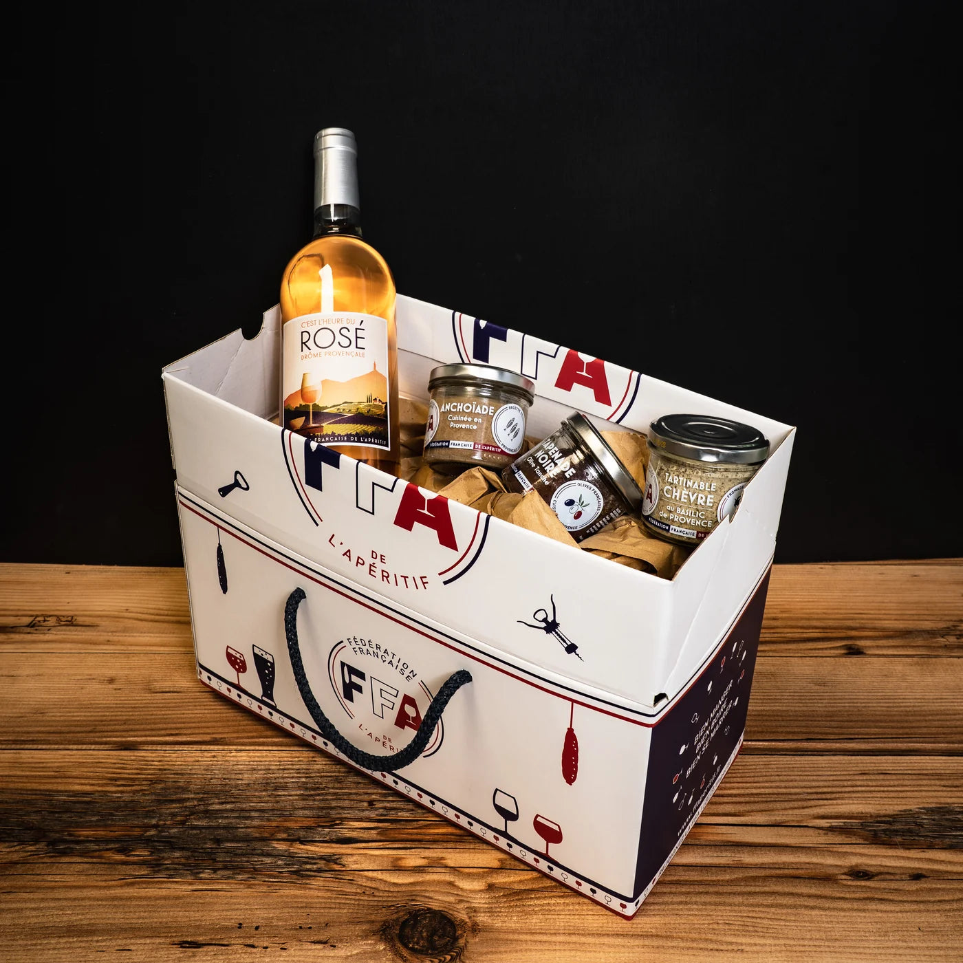 Coffret apéritif de Provence de la Fédération Française de l’Apéritif — tapenade noire, anchoïade, tartinable chèvre au basilic et vin rosé, dans un coffret FFA aux tons méditerranéens, ambiance ensoleillée et conviviale.