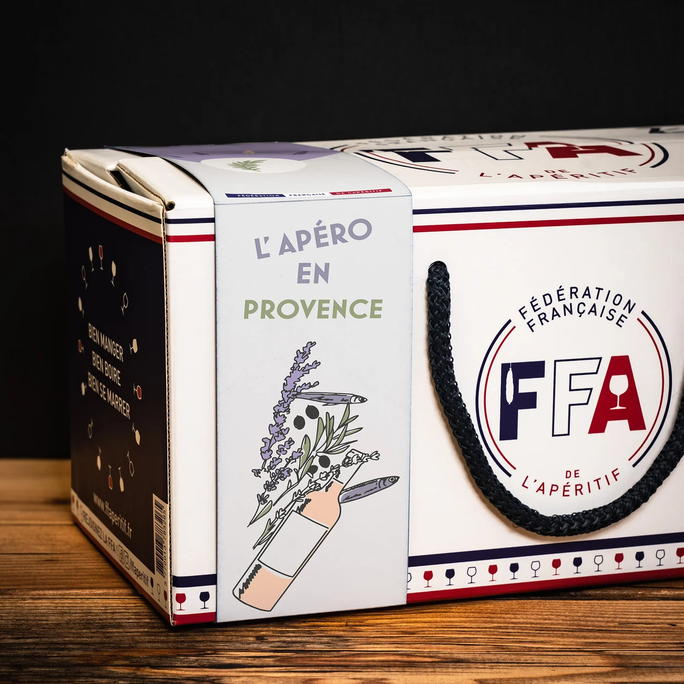 Coffret apéritif de Provence de la Fédération Française de l’Apéritif — tapenade noire, anchoïade, tartinable chèvre au basilic et vin rosé, dans un coffret FFA aux tons méditerranéens, ambiance ensoleillée et conviviale.
