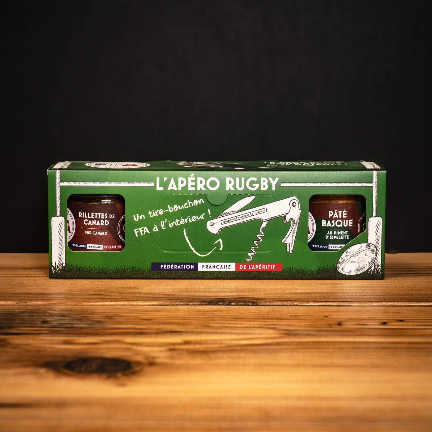 Coffret L’Apéro Rugby FFA avec rillettes de canard et pâté basque au piment d’Espelette, sur fond en bois — coffret gourmand et festif pour les amateurs de rugby et d’apéritif.