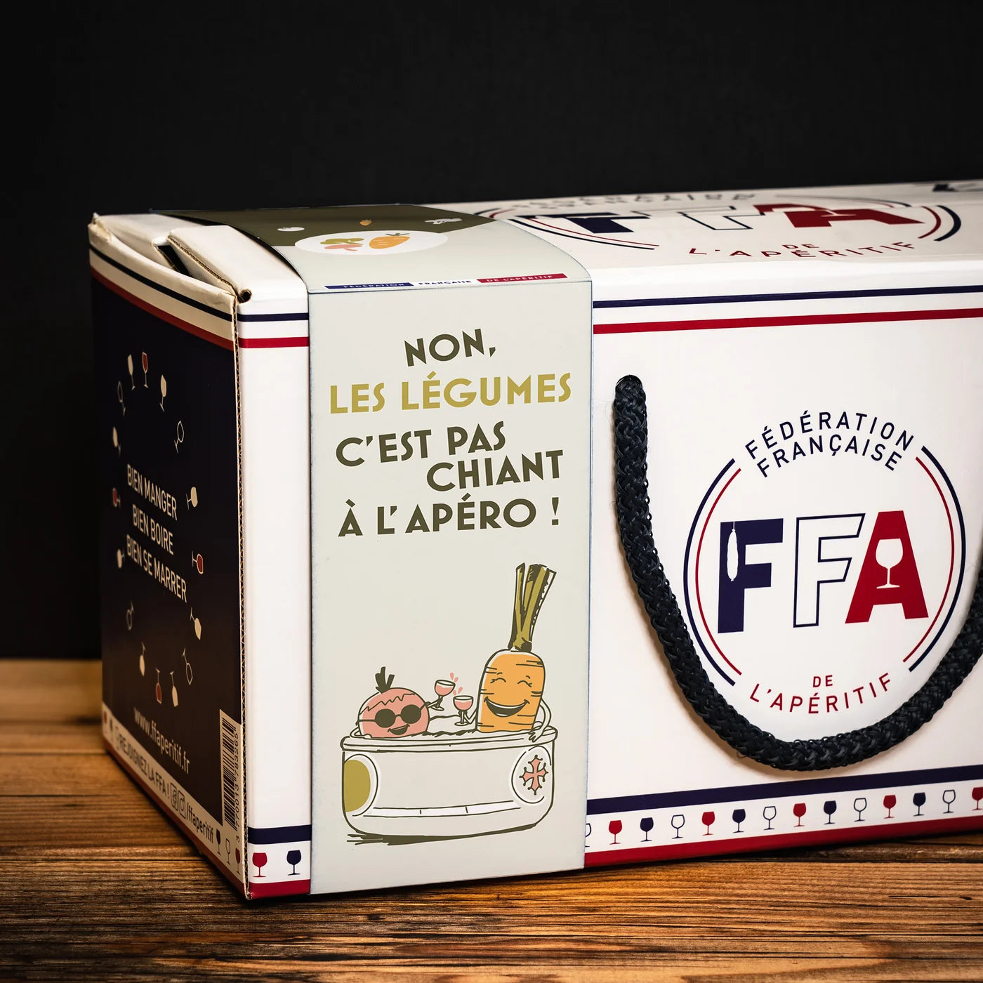 Coffret apéritif végétarien de la Fédération Française de l’Apéritif — houmous, poicamole, olivade verte et vin Apéritif Général dans un coffret FFA élégant, ambiance conviviale et gourmande. 