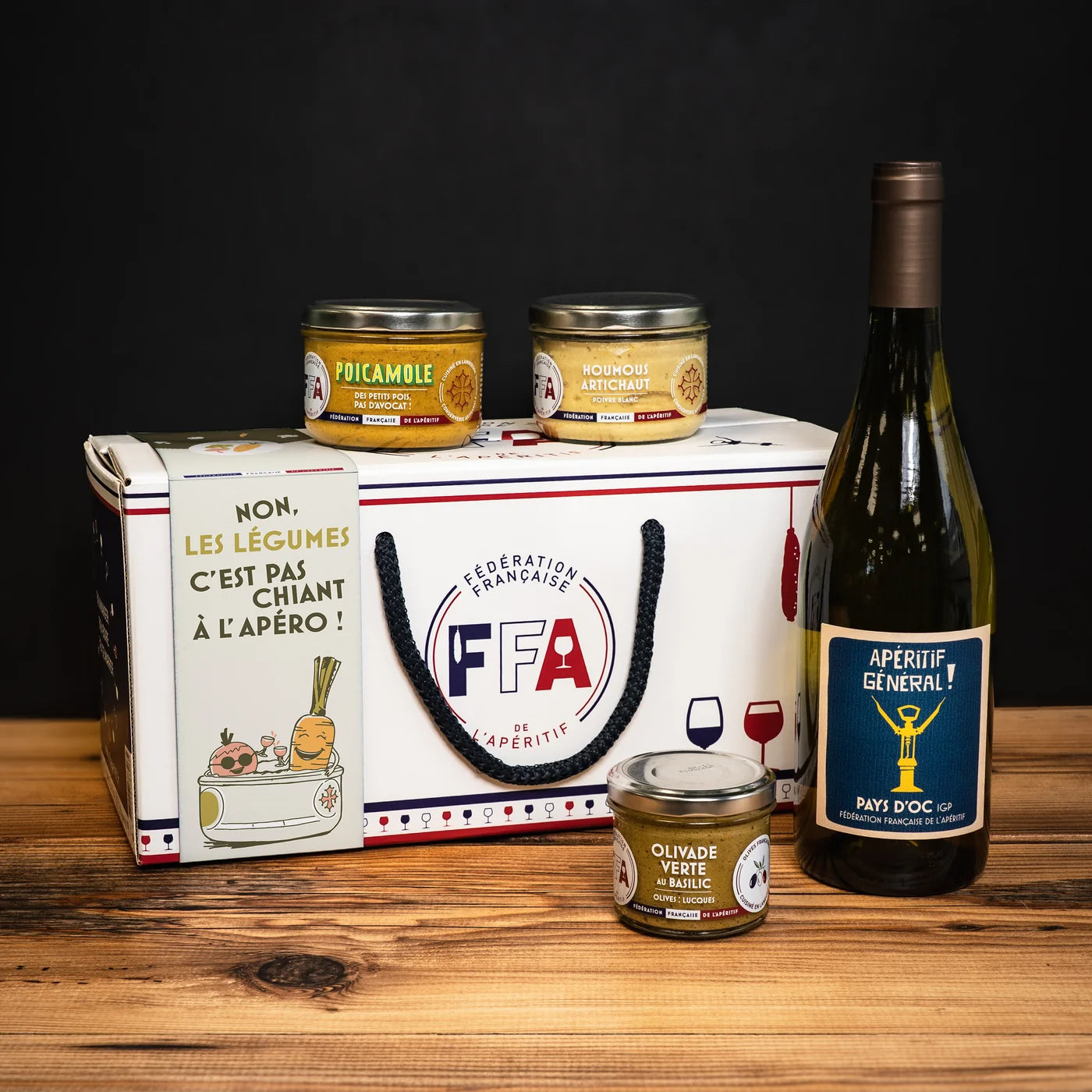 Coffret apéritif végétarien de la Fédération Française de l’Apéritif — houmous, poicamole, olivade verte et vin Apéritif Général dans un coffret FFA élégant, ambiance conviviale et gourmande. 