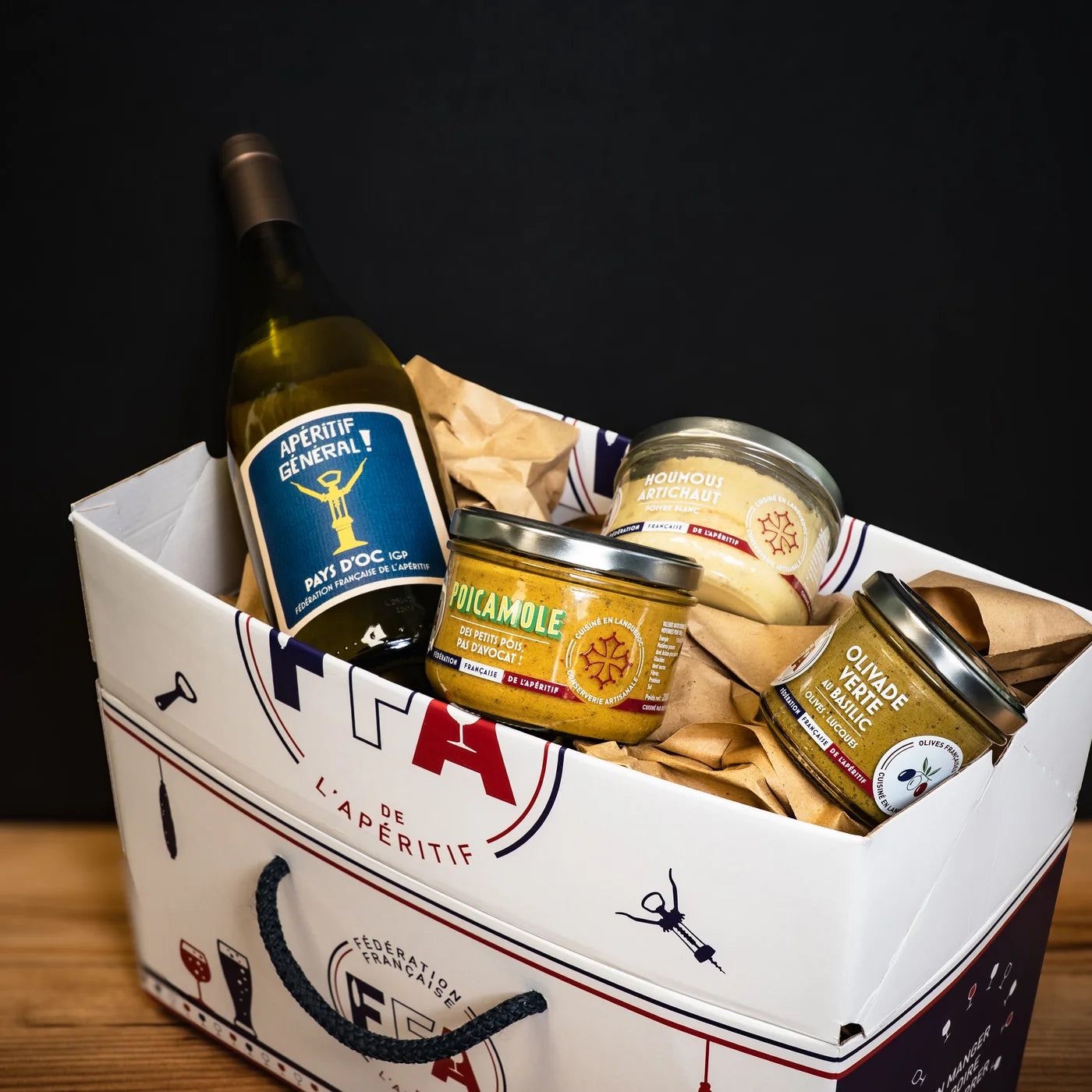 Coffret apéritif végétarien de la Fédération Française de l’Apéritif — houmous, poicamole, olivade verte et vin Apéritif Général dans un coffret FFA élégant, ambiance conviviale et gourmande. 