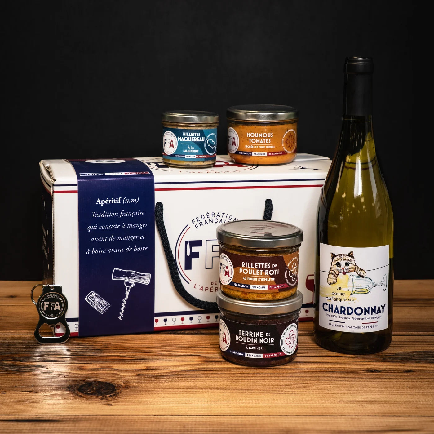 Coffret apéritif FFA avec vin Chardonnay et assortiment de tartinables salés — houmous, rillettes, terrine de boudin noir — parfait pour un moment de partage à l’apéro. 