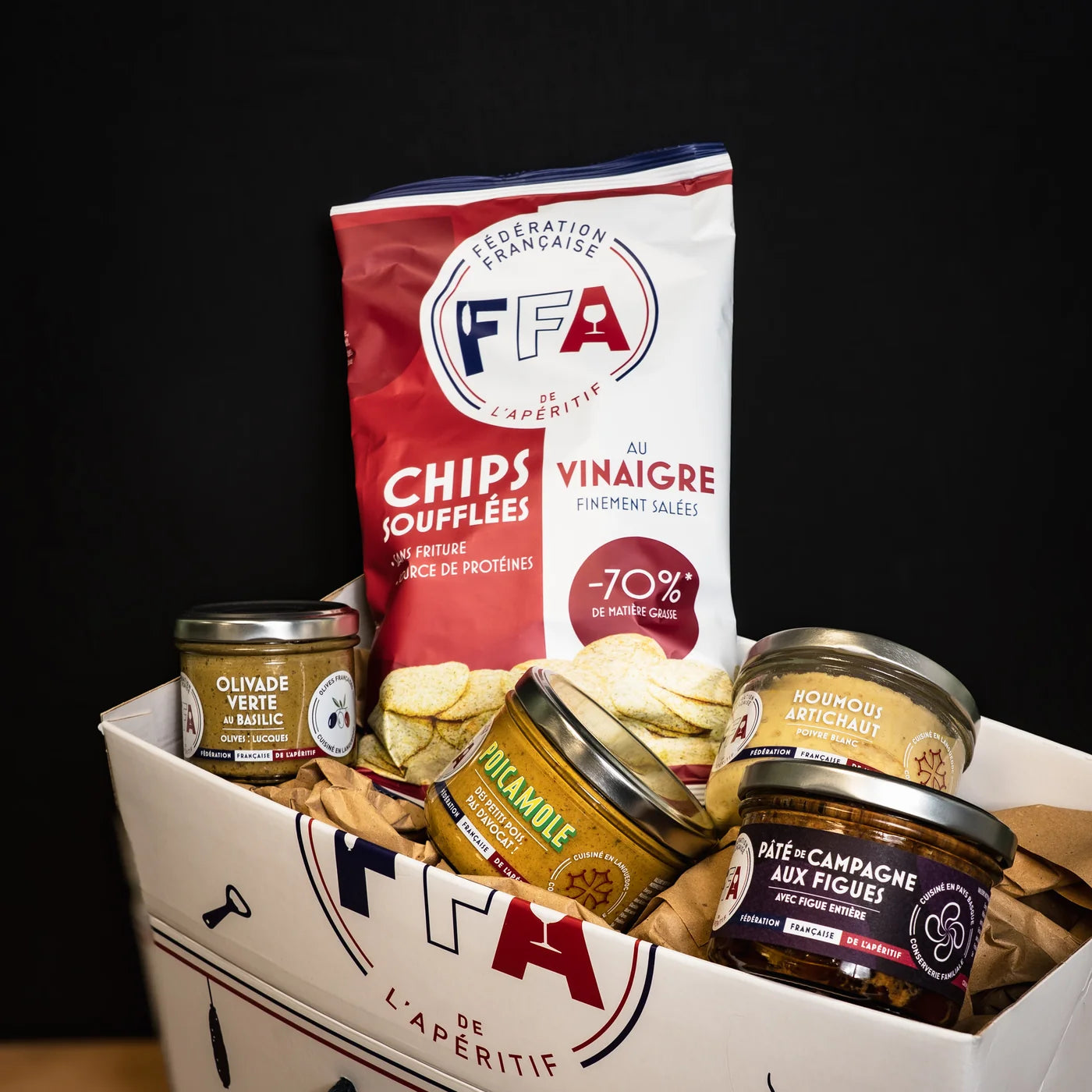 Coffret apéritif gourmand FFA avec chips soufflées au vinaigre, houmous d’artichaut, poicamole, olivade au basilic et pâté de campagne aux figues — un apéro artisanal et festif à partager. 