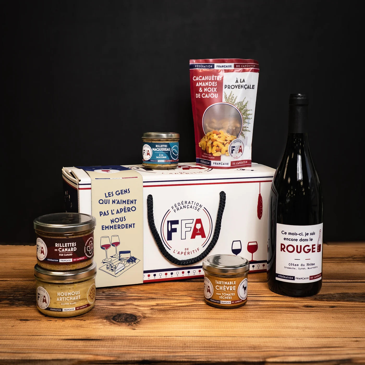 Coffret apéritif FFA « Les gens qui n’aiment pas l’apéro nous emmerdent » — assortiment gourmand avec vin, tartinables et cacahuètes, dans une ambiance conviviale et festive.