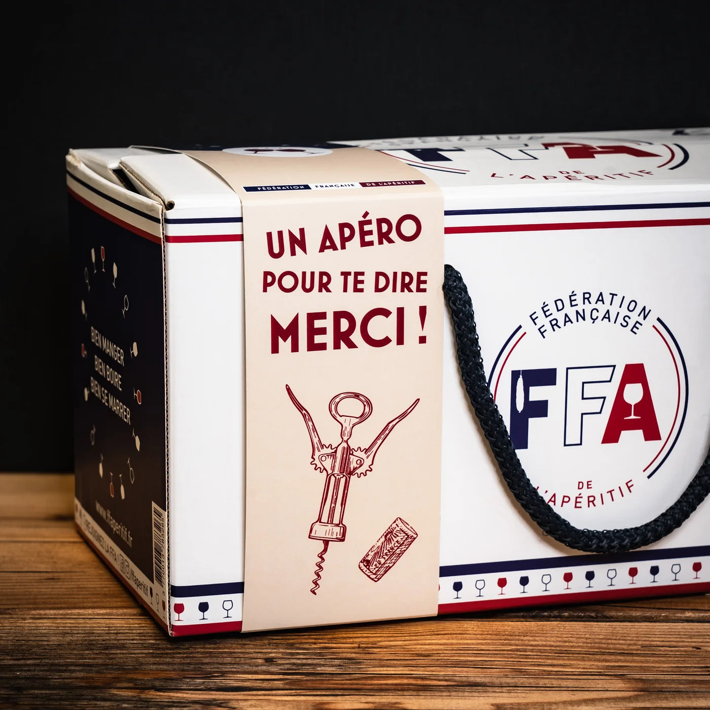 Un apéro pour te dire merci » de la Fédération Française de l’Apéritif, élégant et gourmand, présenté sur une table en bois — idée parfaite pour remercier avec convivialité.